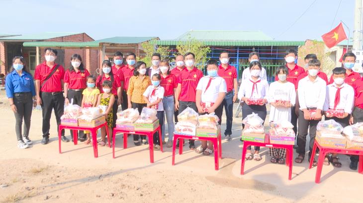 Nhóm Cộng tác viên dư luận xã hội huyện Bến Cầu trao quà cho các em học sinh nghèo hiếu học tại xã Long Phước